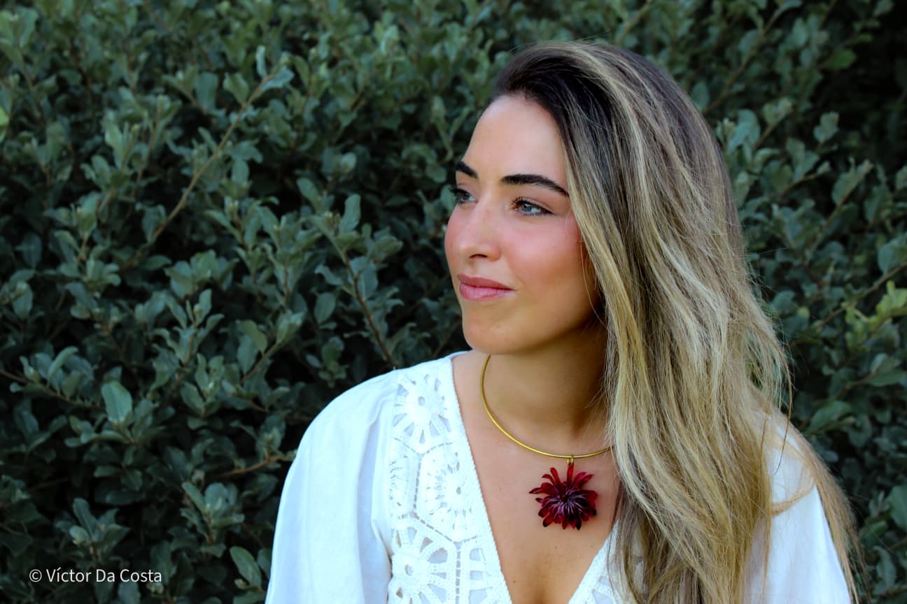 POR DEBAJO DE LAS DAHLIAS